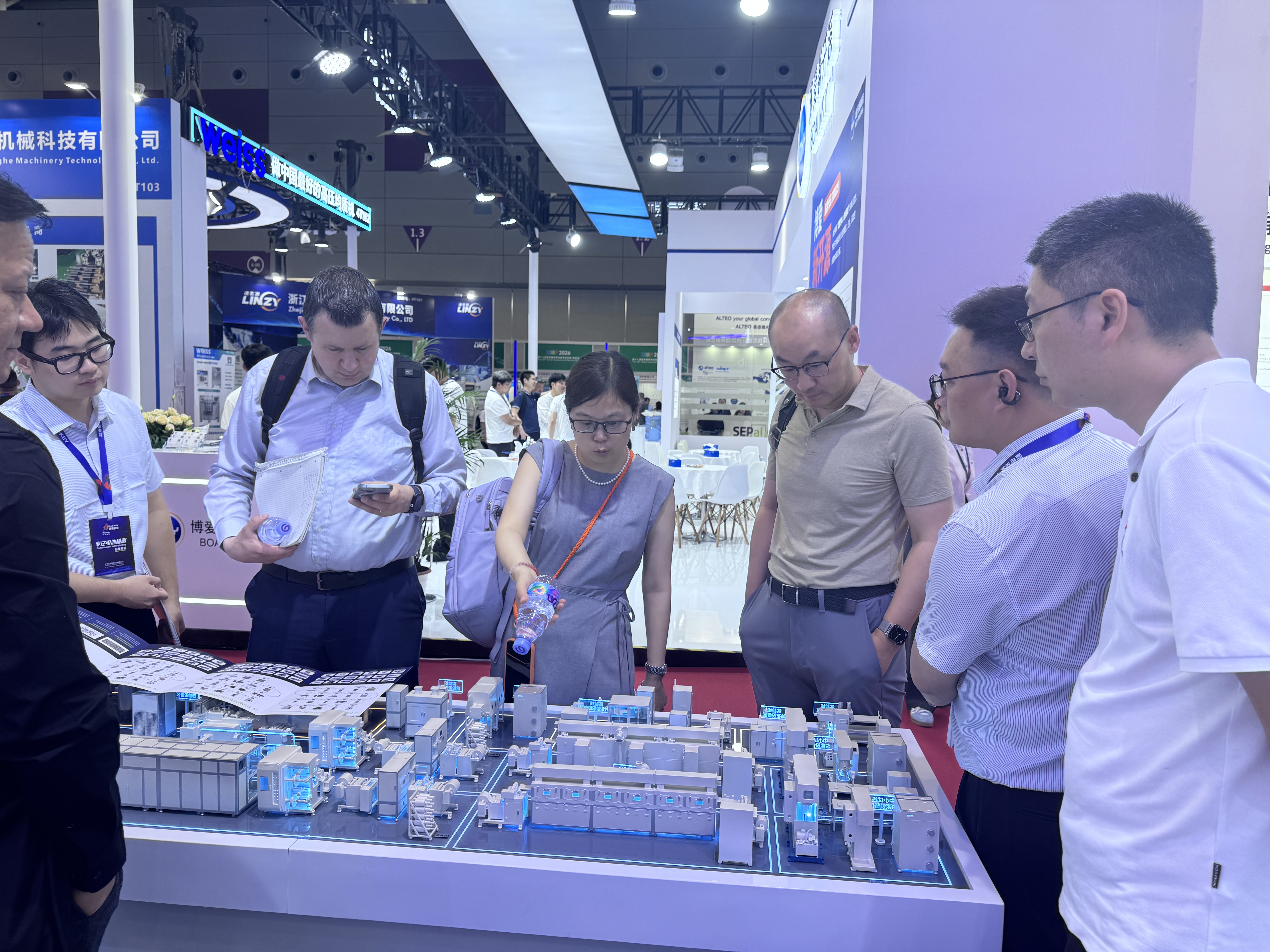 Visitors at Wangsheng Booth